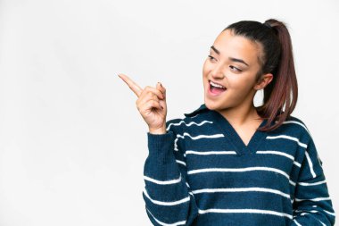 İzole edilmiş beyaz arka planda genç bir kadın parmağını kaldırarak çözümü bulmaya çalışıyor.