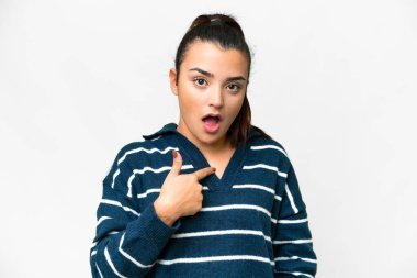 İzole edilmiş beyaz bir geçmişi olan genç bir kadın kendini işaret ediyor.