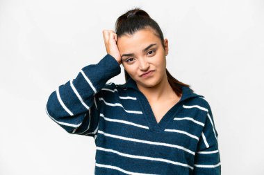 İzole edilmiş beyaz arka planı olan genç ve güzel bir kadın. Hayal kırıklığı ifadesi var ama anlamıyor.