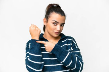 Soyutlanmış beyaz arka planda genç bir kadın geç kalma jesti yapıyor.