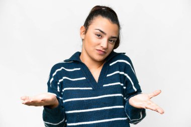 Soyutlanmış beyaz bir geçmişi olan genç, güzel bir kadın.