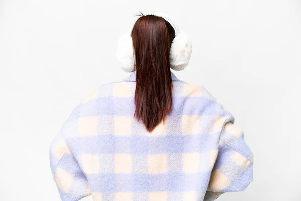 Junge Frau Trägt Wintermuffs Über Isoliertem Weißem Hintergrund Rückenlage — Stockfoto