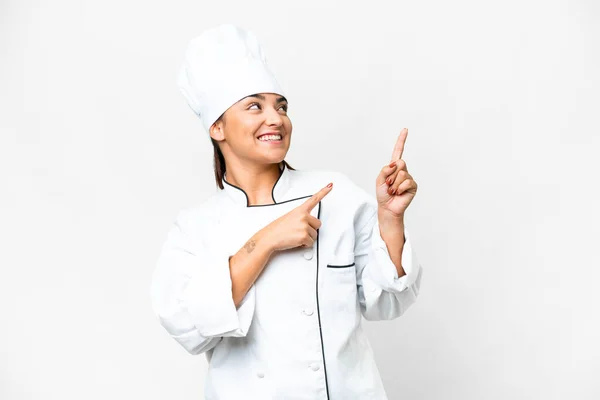 Mujer Joven Chef Sobre Fondo Blanco Aislado Señalando Con Dedo —  Fotos de Stock