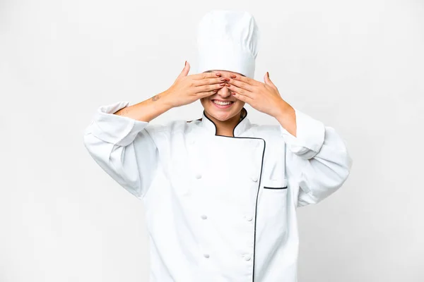 Jovem Chef Sobre Fundo Branco Isolado Cobrindo Olhos Por Mãos — Fotografia de Stock