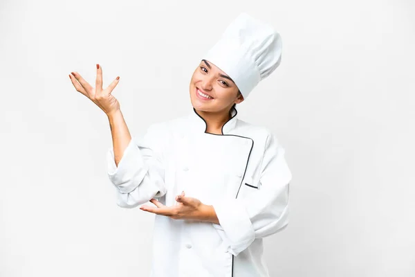 Giovane Donna Chef Sfondo Bianco Isolato Che Estende Mani Lato — Foto Stock