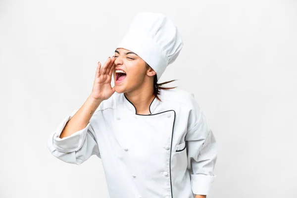Giovane Donna Chef Sfondo Bianco Isolato Gridando Con Bocca Spalancata — Foto Stock