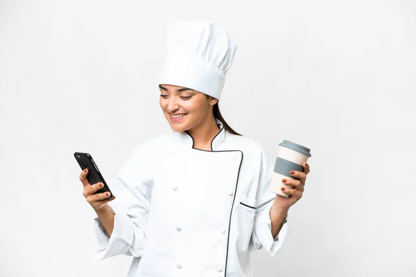 Mujer Joven Chef Sobre Fondo Blanco Aislado Sosteniendo Café Para —  Fotos de Stock