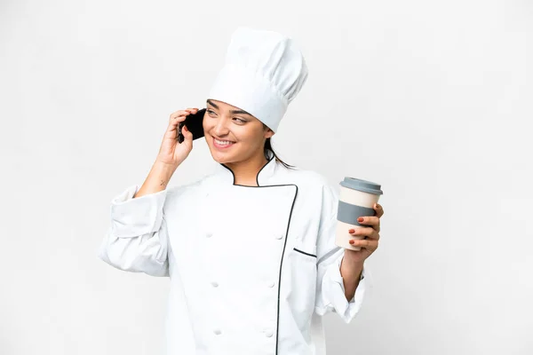Junge Köchin Vor Isoliertem Weißen Hintergrund Mit Kaffee Zum Mitnehmen — Stockfoto