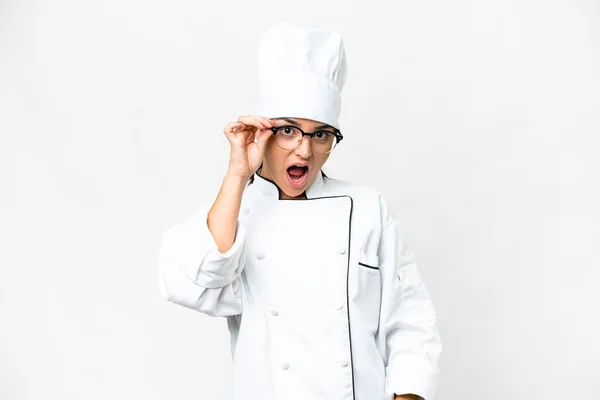 Jovem Chef Sobre Fundo Branco Isolado Com Óculos Surpreso — Fotografia de Stock