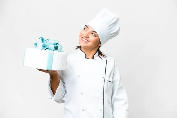 Mulher Pasteleiro Chef Com Grande Bolo Sobre Fundo Branco Isolado — Fotografia de Stock