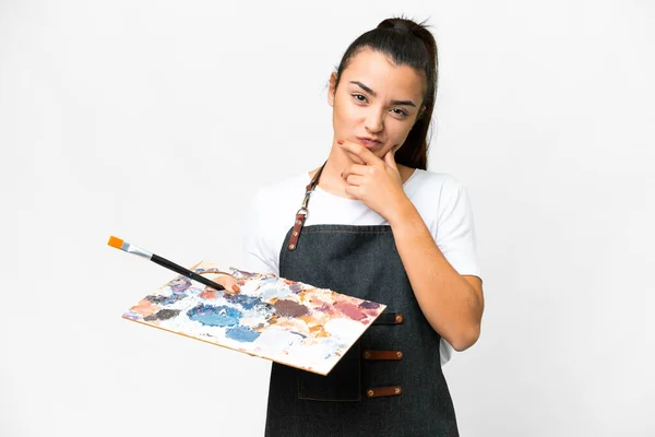 Soyutlanmış Beyaz Arka Plan Üzerinde Palet Tutan Genç Bir Sanatçı — Stok fotoğraf