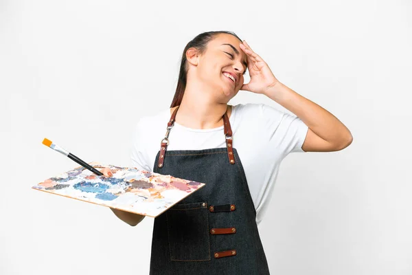 Młoda Kobieta Artysta Trzyma Paletę Białym Tle Uśmiechając Się Dużo — Zdjęcie stockowe