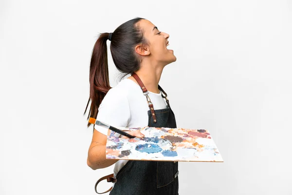 若いアーティストの女性は 孤立した白い背景の上にパレットを保持横位置で笑う — ストック写真