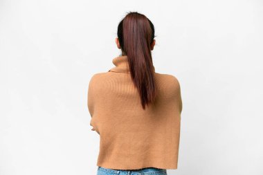 İzole edilmiş beyaz arka planda genç, güzel bir kadın var.