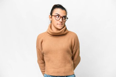 Soyutlanmış beyaz arka planda genç, güzel bir kadın.