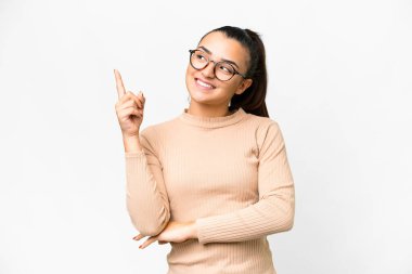 İzole edilmiş beyaz arka planda genç bir kadın harika bir fikre işaret ediyor.