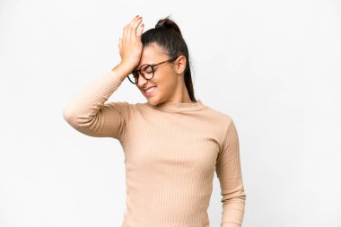 Soyutlanmış beyaz arka planda genç bir kadın bir şey fark etti ve çözüme niyetlendi.