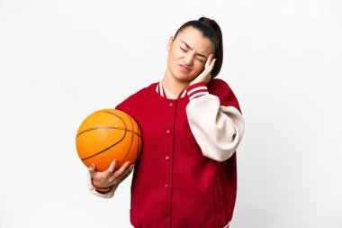 Basket oynayan genç bir kadın izole edilmiş beyaz arka planda baş ağrısı ile