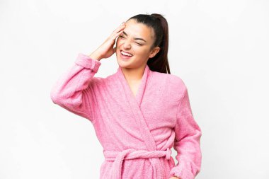 İzole edilmiş beyaz arka planda bornozlu genç kadın bir şey fark etti ve çözüme niyetlendi.