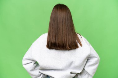 Arka planda izole edilmiş yeşil krom anahtar arka planda küçük bir kız