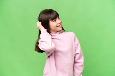 Küçük kız yeşil krom anahtar arka planda bir fikir düşünüyor.