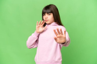 Küçük kız izole edilmiş yeşil krom anahtar arka plan gergin eller öne doğru uzanıyor.