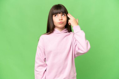 Küçük kız yeşil krom anahtar arka planda intihar jesti yapmada sorun yaşıyor.