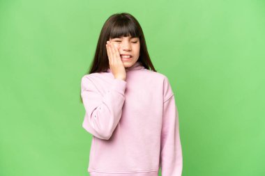 Küçük kız izole edilmiş yeşil krom anahtar arka planda diş ağrısı var.