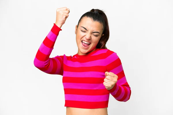 Soyutlanmış Beyaz Arka Planda Genç Bir Kadın Zaferi Kutluyor — Stok fotoğraf