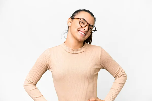 Soyutlanmış Beyaz Arka Planda Genç Bir Kadın Kolları Kalçasında Gülümsüyor — Stok fotoğraf