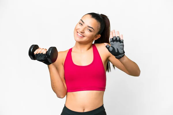 幸せな表情で手で重量挙げを作る若いスポーツ女性 — ストック写真