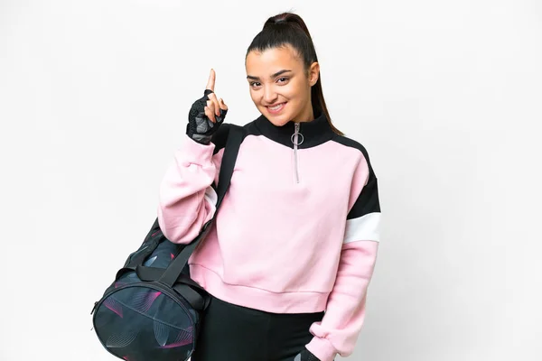 Junge Sportlerin Mit Sporttasche Über Isoliertem Weißem Hintergrund Zeigt Und — Stockfoto