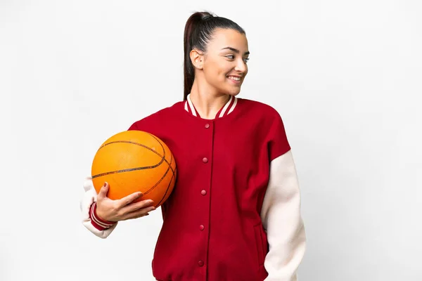 Jeune Femme Jouant Basket Sur Fond Blanc Isolé Regardant Côté — Photo
