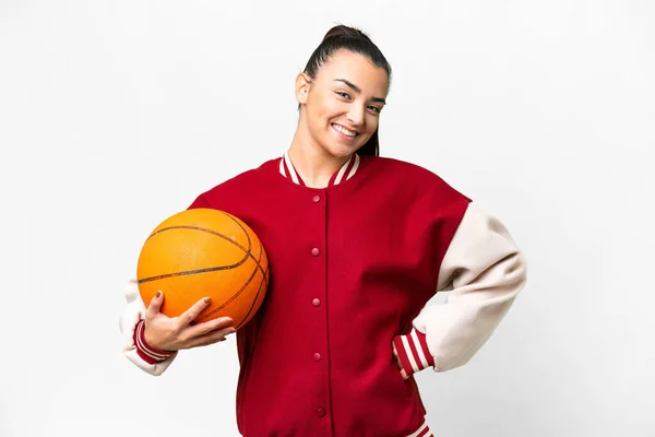 若いです女性プレイバスケットボール上の隔離された白い背景Posingとともに腕でヒップと笑顔 — ストック写真