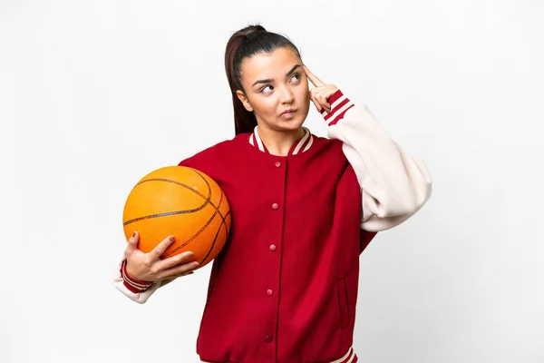 若いです女性遊びバスケットボール上の隔離された白い背景を持っている疑問と思考 — ストック写真