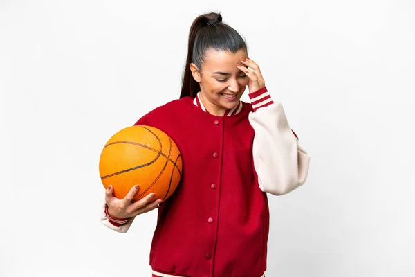 Jeune Femme Jouant Basket Sur Fond Blanc Isolé Riant — Photo