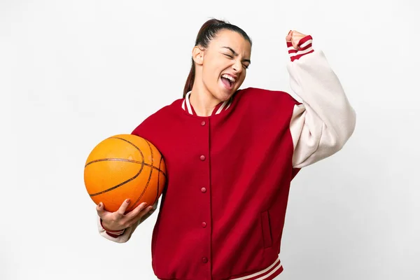 若いです女性遊びバスケットボール上の隔離された白い背景祝いA勝利 — ストック写真