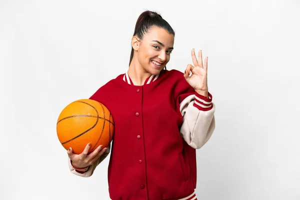 Zole Edilmiş Beyaz Arka Planda Basketbol Oynayan Genç Bir Kadın — Stok fotoğraf