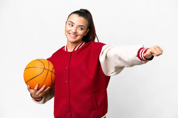Mladá Žena Hraje Basketbal Přes Izolované Bílé Pozadí Dává Palce — Stock fotografie