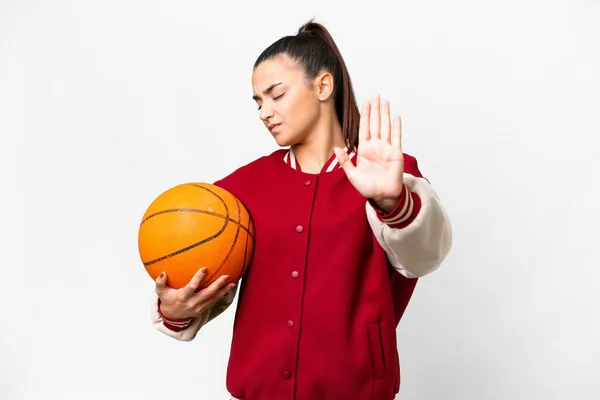若いです女性プレイバスケットボール上の隔離された白い背景作りストップジェスチャーと失望 — ストック写真