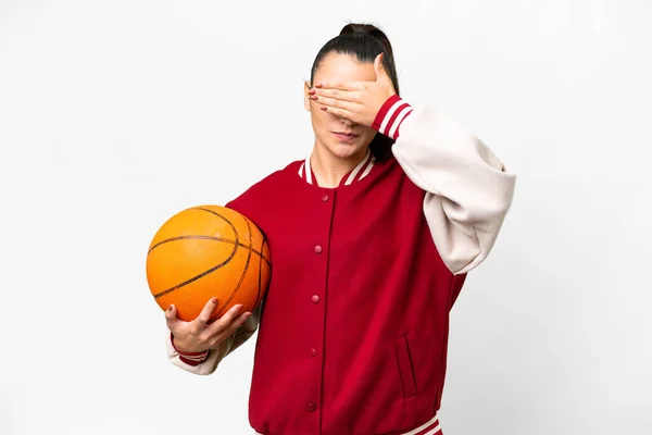 Mladá Žena Hraje Basketbal Přes Izolované Bílé Pozadí Zakrývající Oči — Stock fotografie
