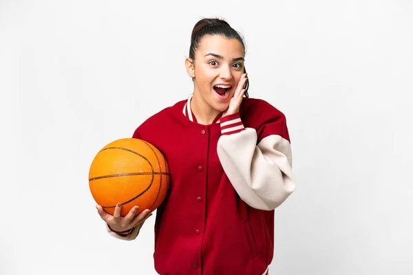 Jeune Femme Jouant Basket Sur Fond Blanc Isolé Avec Surprise — Photo