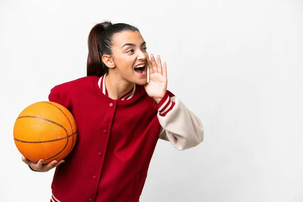 若いです女性プレイバスケットボール上の隔離された白い背景叫びますとともに口をワイドオープンへ側 — ストック写真