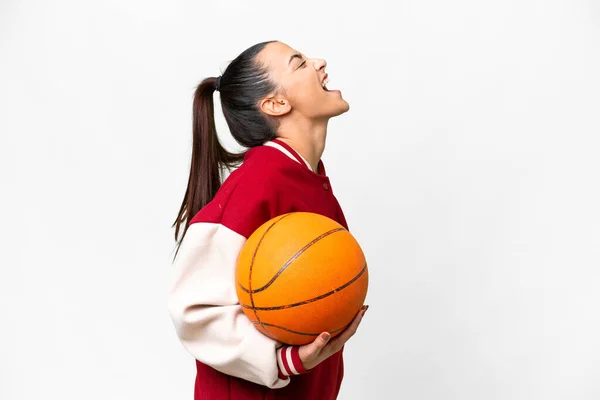 若いです女性プレイバスケットボール上の隔離された白い背景笑いますで横位置 — ストック写真