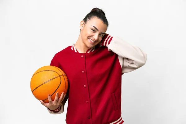 Jeune Femme Jouant Basket Sur Fond Blanc Isolé Riant — Photo