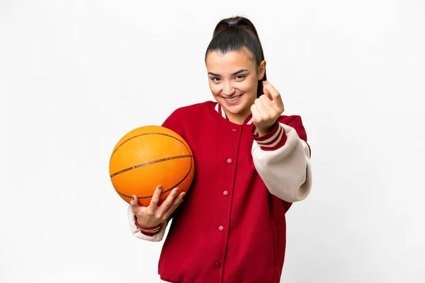 若いです女性遊びバスケットボール上の隔離されたホワイトバックグランド作るお金ジェスチャー — ストック写真