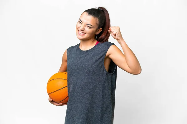 Mladý Kráska Žena Přes Izolované Bílé Pozadí Hrát Basketbal Hrdý — Stock fotografie