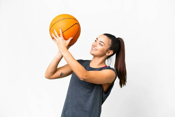 Молода Красуня Над Ізольованим Білим Тлом Грає Баскетбол — стокове фото