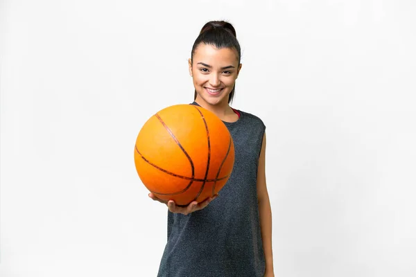 年轻美丽的女子在孤独的白人背景上打篮球 — 图库照片