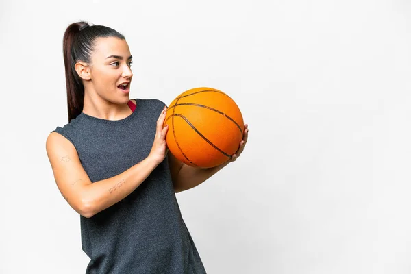Fiatal Szépség Felett Elszigetelt Fehér Háttér Játszik Kosárlabda — Stock Fotó